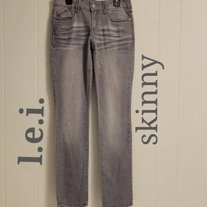 l.e.i. gray low rise skinny stretch jeans Sz: 5 (jr)